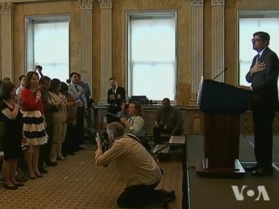 Thirty New US Citizens Swear Their Allegiance