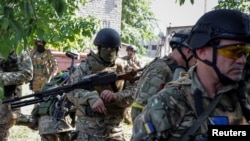 Украинские бойцы в городе (архивное фото) 