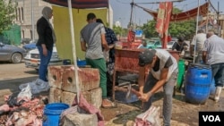 Despite government bans on slaughtering animals this year outside of designated butcheries, many Egyptians gathered on the streets for the ritual, in Cairo, July 31, 2020. (Hamada Elrasam/VOA)