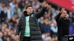 ARCHIVO - Foto del sábado 20 de abril del 2023, el entrenador del Chelsea Mauricio Pochettino y Pep Guardiola del Mánchester City en la semifinal de la Copa FA. 