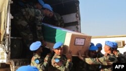 Pasukan perdamaian PBB di Sudan Selatan (UNMISS) mengangkut jenazah 2 tentara penjaga perdamaian yang tewas di kota Akobo, negara bagian Jonglei hari Jumat (20/12).