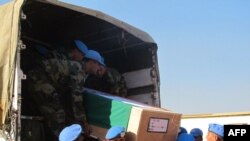 联合国驻南苏丹使团公布的照片显示两名在阿科博镇的袭击中被打死的印度籍维和士兵的遗体