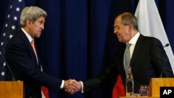 Menlu AS John Kerry (kiri) dan Menlu Rusia Sergei Lavrov mengumumkan kesepakatan gencatan senjata di Suriah setelah pertemuan di Jenewa, Swiss hari Sabtu (10/9) pagi. 