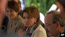 Pemimpin minoritas DPR AS Nancy Pelosi dan delegasi Partai Demokrat AS menghadiri konferensi pers di Havana, Kuba (19/2).