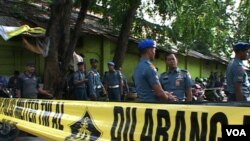 Petugas Polisi Militer TNI AL mengamankan lokasi sekitar Gudang amunisi militer milik Satuan Komando Pasukan Katak TNI AL di Pondok Dayung Pelabuhan Tanjung Priok Jakarta, yang meledak pada Rabu 5 Maret 2014 (VOA/Ahadian)