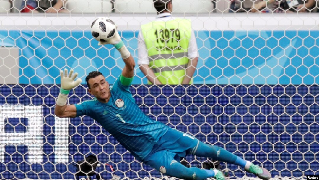 Goolhaye Essam El-Hadary oo rigoore ka qabanaya Fahad Al-Muwallad oo u ciyaara xulka Saudi Arabia 