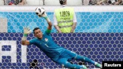 Goolhaye Essam El-Hadary oo rigoore ka qabanaya Fahad Al-Muwallad oo u ciyaara xulka Saudi Arabia 