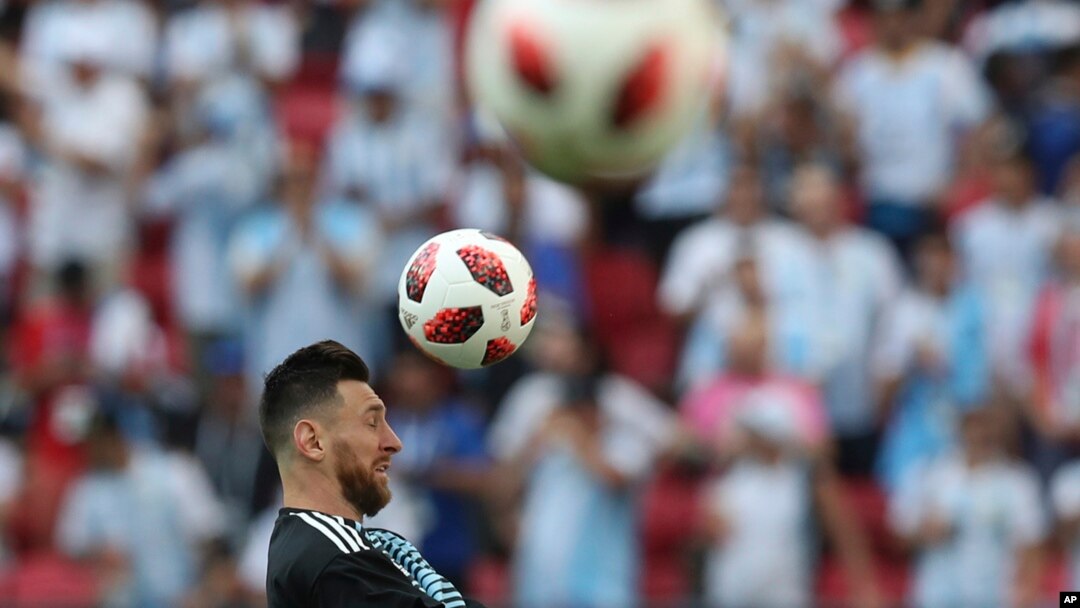 Lionel Messi melakukan pemanasan dengan timnas Argentina menjelang laga putaran 16 besar antara Perancis dan Argentina di Piala Dunia 2018, di Stadion Kazan Arena, Kazan, Rusia, 30 Juni 2018.