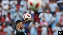 Lionel Messi melakukan pemanasan dengan timnas Argentina menjelang laga putaran 16 besar antara Perancis dan Argentina di Piala Dunia 2018, di Stadion Kazan Arena, Kazan, Rusia, 30 Juni 2018.