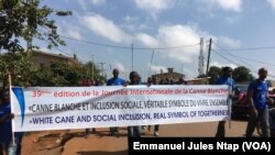 La marche de sensibilisation sur la canne blanche organisée par le Cercle des jeunes aveugles réhabilités du Cameroun à Yaoundé, le 9 novembre 2019. (VOA/Emmanuel Jules Ntap)