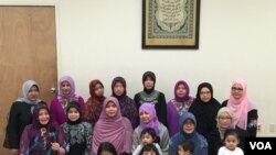 Ibu-ibu dan anak-anak anggota kelompok pengajian Everett Muslim Community Center