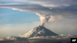 El volcán Cotopaxi, continúa con su actividad interna y superficial moderada.