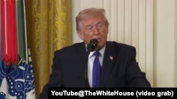 特朗普总统在白宫举行的荣誉勋章颁发典礼上讲话。(2026年3月2日)