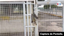 Bajo llave el portón de una empresa en Valencia, a dos horas de Caracas, anteriormente considerada la ciudad industrial de Venezuela. Noviembre, 2019. Foto: Captura de Pantalla.