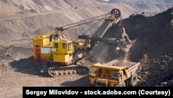 资料图片:大型采矿车辆。