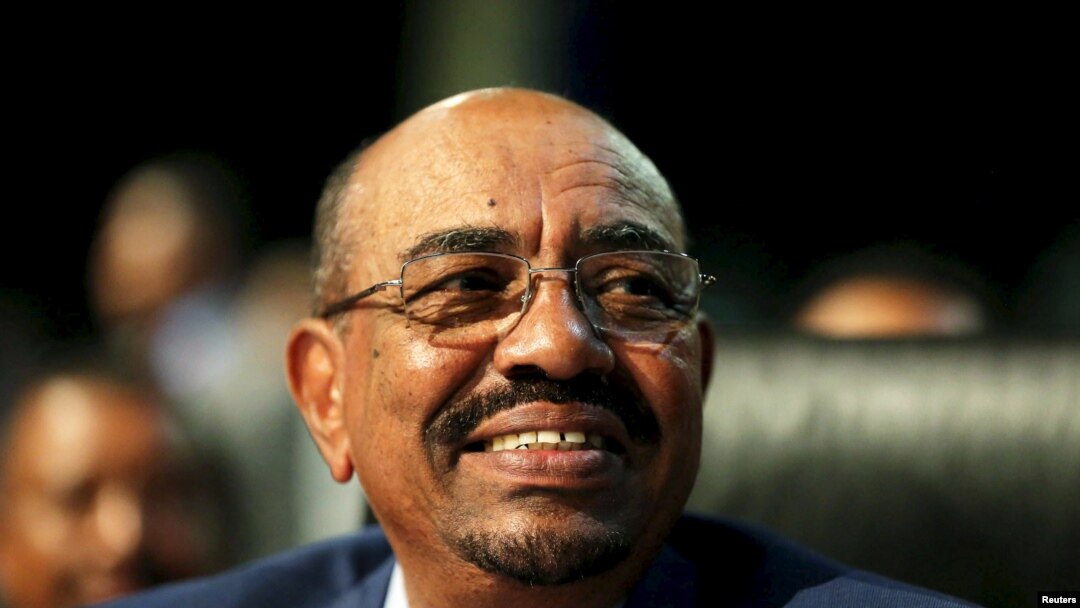 Presiden Sudan Omar al-Bashir dalam KTT Uni Afrika ke-25 di Johannesburg, Afrika Selatan (14/6).