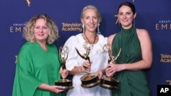 Kate O'Farrell (G), Michele Clapton et Emma O'Loughlin, gagnantes du prix des costumes fantastiques/de science-fiction pour "Game of Thrones, Beyond The Wall" aux Emmy Awards, le 8 septembre 2018 à Los Angeles. 