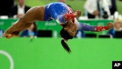 Simone Biles ariko ahiganwa muri Jiminastike mu nkino mpuzamakungu za Olempike za Rio, muri Brezil, ku musi wa kabiri, italiki 16, ukwezi kw'umunani, umwaka w'i 2016