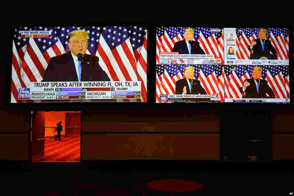 미국 대통령 선거가 열린 3일 밤 네바다주 라스베이거스에서 공화당 후보 도널드 트럼프 대통령의 연설이 중계되고 있다. 