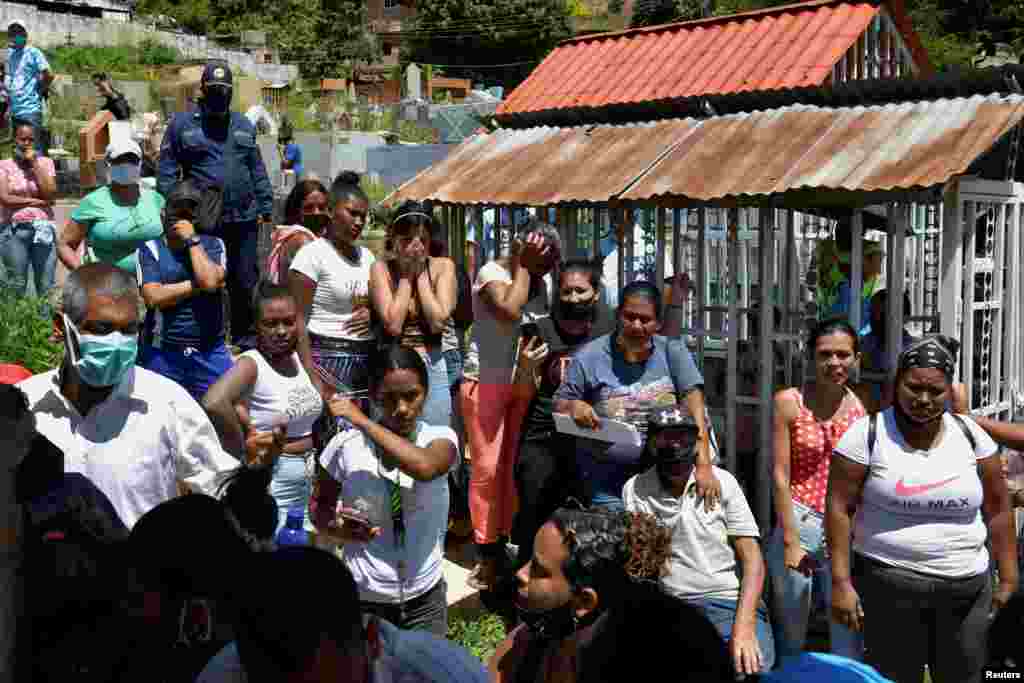 Los miembros de la familia entierran a Angel Avila, de siete años, y a la bebé Evangeline Avila, quienes murieron debido a las devastadoras inundaciones que arrasaron la ciudad durante el fin de semana, en Las Tejerias, Venezuela, el 11 de octubre de 2022. REUTERS/Gaby Oraa