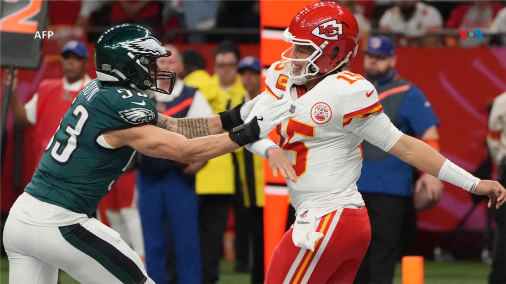 Los Eagles de Filadelfia desbancaron a los Kansas City Chiefs de la cima de la NFL derrotando a los campeones consecutivos del Súper Bowl y recibiendo el trofeo Lombardi.