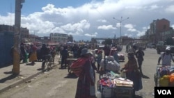 Profesionales de la salud denunciaron que el pasado 30 de abril fueron atacados los buses en que se trasladaban en La Paz, por personas que exigen el cese de la cuarentena obligatoria por la COVID-19. [Foto: Yuvinka Gonzalvez Avilés,VOA].