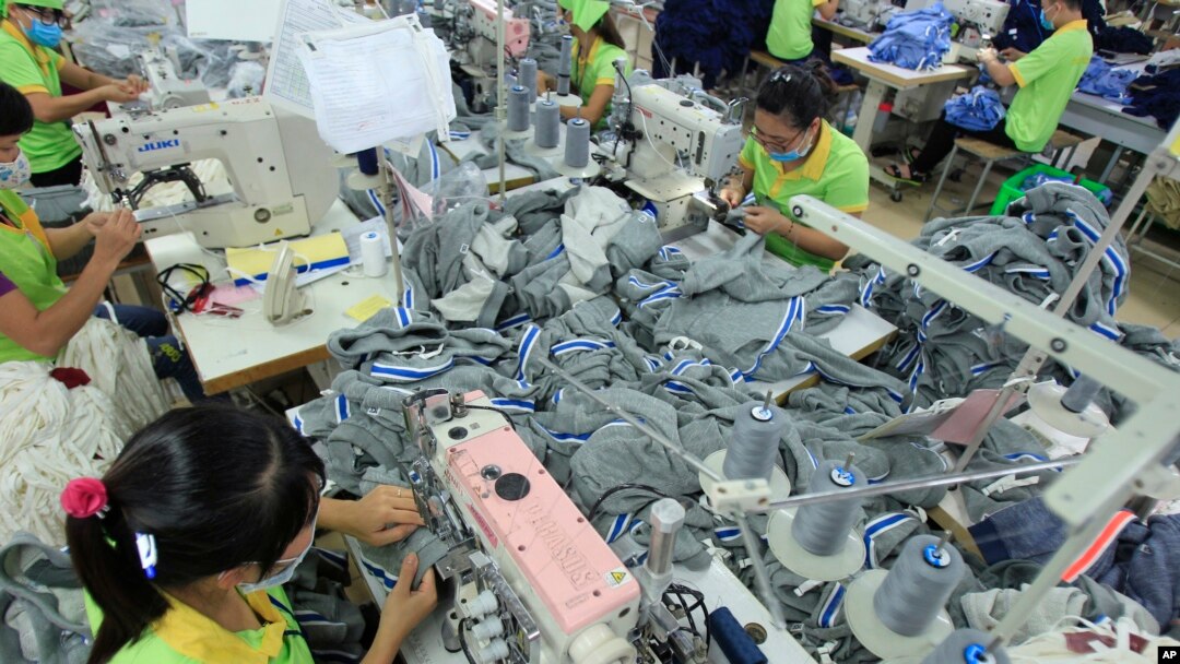 Công nhân làm việc tại một xưởng dệt may ở Nam Định.