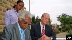 Embaixador dos Estados Unidos em Angola, Cristopher McMullen, com o reverendo Augusto Chipesse, da Igreja Evangélica Congregacional.