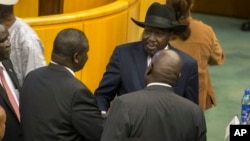 En août 2015, le chef rebelle Riek Machar et le président du Soudan du Sud Salva Kiir se serrent à la main à la suite de négociation en Ethiopie. 