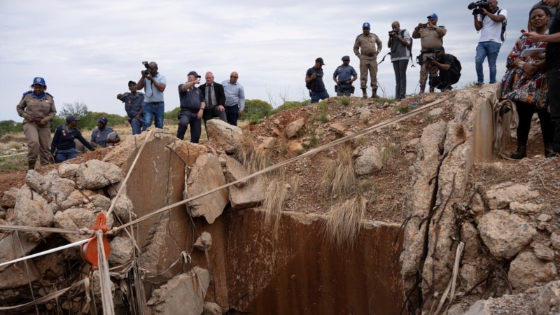 Hundreds of South African miners, police continue standoff