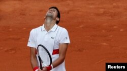 Petenis Serbia, Novak Djokovic, saat tampil pada set pertama laga melawan petenis Brazil, Rogerio Dutra Silva, dalam putaran pertama turnamen tenis Perancis Terbuka, di Roland Garros, Paris, 28 Mei 2018.