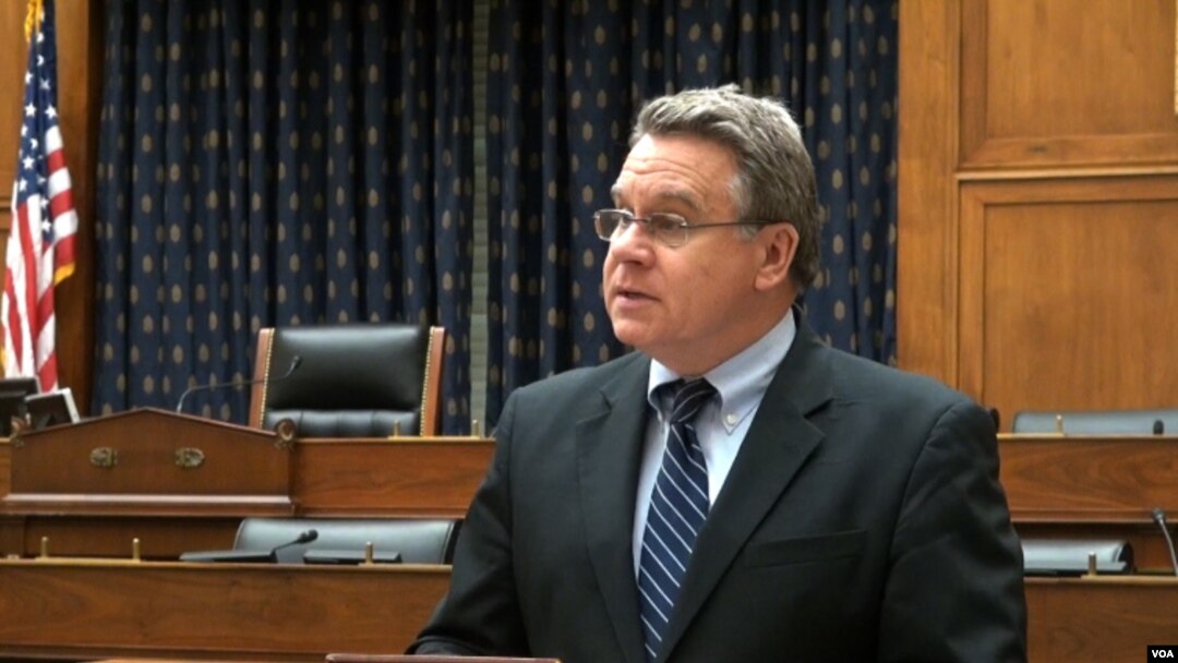 Chủ tọa buổi điều trần, Dân biểu Chris Smith.