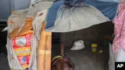 Un hombre descansa en el interior de un refugio improvisado construido dentro de una escuela pública que sirve como lugar seguro para los desplazados por la violencia pandillera en Puerto Príncipe, Haití, el 13 de septiembre de 2024.