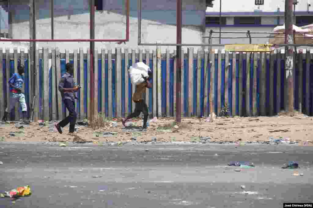 Agitação na Beira: ruas bloqueadas, estabelecimentos comerciais vandalizados, bens saqueados