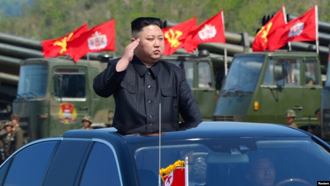 Arhova - Severnokorejski lider, Kim Džong Un, tokom inspekcije artiljeriskih lansera pred vojnu vežbu povodom 85. godišnjice osivanja Korejske narodne armije (KPA), 25. aprila 2017.