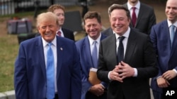 总统唐纳德·特朗普(Donald Trump)与多位超级智能公司高管在白宫向记者发表讲话。(2026年9月29日)