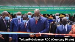 Président Félix Tshisekedi azali kokata ruban ya bofungoli Eteyelo ya bitumba na Kinshasa, 5 janvier 2021. (Twitter/Présidence RDC)