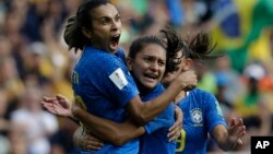 La Brésilienne Marta, fête avec ses coéquipières du Groupe C de la Coupe du Monde, à Montpellier en France, remporté par l'Australie (3-2) le 13 juin 2019.