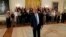 Президент США Дональд Трамп у Білому домі вислуховує запитання журналістів про анонімну статтю в New York Times. 5 вересня 2018р.