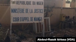 On peut voir sur cette photo des ordures entachées devant la cour de Justice de Niamey, Niger, le 13 mars 2017. (VOA/Abdoul-Razak Idrissa)