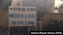 Devant la Cour de justice, à Niamey, Niger, le 13 mars 2017. (VOA/Abdoul-Razak Idrissa)