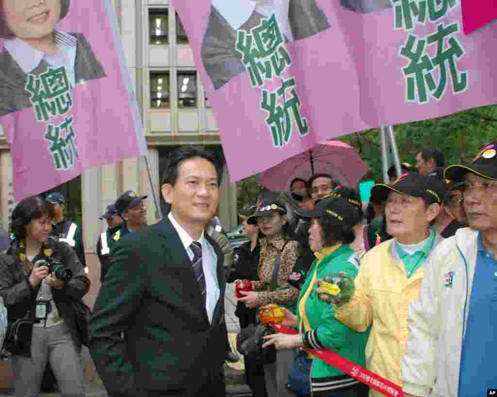 民进党发言人林俊宪(穿西服的男子)和为蔡英文助阵的人们