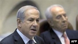 Tổng thống Israel Shimon Peres (phải) và Thủ tướng Benjamin Netanyahu tại một cuộc họp của Quốc hội ở Jerusalem