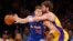 Blake Griffin (azul) de los Clippers y Pau Gasol, de los Lakers disputan un balón en juego inaugural de la temporada 2013 de la NBA.