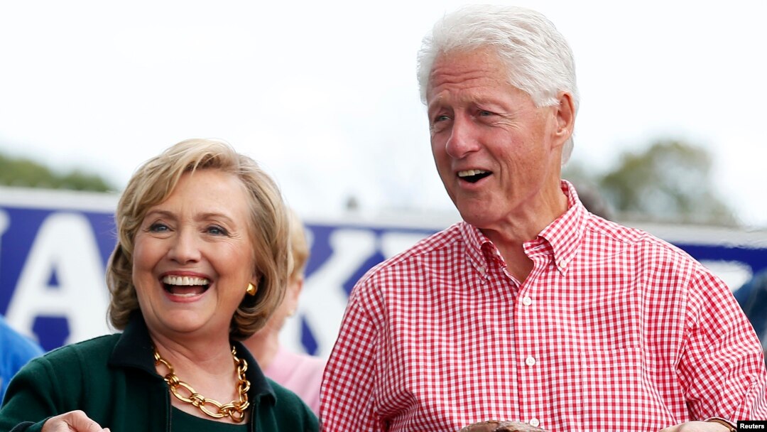 Bill Clinton dan istrinya, Hillary Clinton, mengatakan keduanya menghasilkan lebih dari 30 juta dollar dari penampilan dan penjualan buku sejak Januari 2014 (foto: dok).