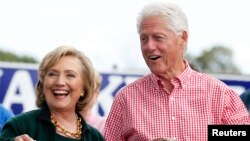 Bill Clinton dan istrinya, Hillary Clinton, mengatakan keduanya menghasilkan lebih dari 30 juta dollar dari penampilan dan penjualan buku sejak Januari 2014 (foto: dok).