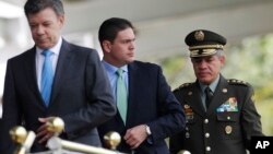 El presidente de Colombia, Juan Manuel Santos, camino delante del ministro de Defensa, Juan Carlos Pinzón y el jefe de la Policía Nacional, General José Roberto León Riano.
