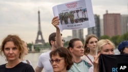 Un grupo de personas realiza un acto para llamar la atención sobre los cientos de deportistas y entrenadores ucranianos que han muerto como resultado de la invasión rusa, el miércoles 31 de julio de 2024, en París.