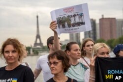 Para aktivis menghadiri flash mob untuk menyoroti penderitaan ratusan atlet dan pelatih Ukraina, baik amatir maupun profesional, yang tewas akibat perang Rusia di Ukraina di Paris, Prancis, Rabu, 31 Juli 2024, selama Olimpiade Musim Panas 2024. (Hanna Arhirova/AP)