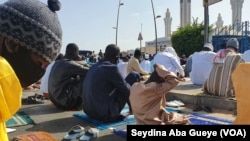 Les mosquées ont refusé du monde à cause de l’affluence inhabituelle occasionnée par l’interdiction de voyager, à Dakar, le 24 mai 2020. (VOA/Seydina Aba Gueye)